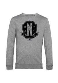 Sudadera gris de manga larga con un emblema negro en forma de escudo que presenta una gran "N", estrellas, un pájaro, el año 1791 y la frase "UNITAS EST INVICTA."