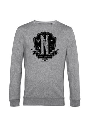 Grauer Langarm-Pullover mit einem schwarzen Wappenemblem, das ein großes "N", Sterne, einen Vogel, das Jahr 1791 und die Phrase "UNITAS EST INVICTA" zeigt.