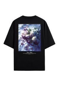 Μαύρο T-shirt με εκτυπωμένη φωτογραφία ροζ και μοβ τριαντάφυλλων καλυμμένων με χιόνι στην πλάτη, με λευκό κείμενο κάτω από την εικόνα.