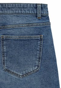 Pantalones vaqueros de mezclilla azul que presentan un bolsillo trasero único con un contorno cosido, tejido texturizado y una cintura estándar con trabillas para el cinturón.