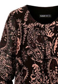 Blusa nera con maniche lunghe caratterizzata da intricati motivi floreali e paisley rosa. Tessuto morbido con scollatura rotonda e pieghe sottili.