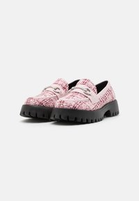 Rosa Tweed-Loafer mit schwarzer Gummisohle, versehen mit einer silbernen Schnallen-Akzent und strukturierter Oberfläche, abgerundeter Zehenpartie und niedrigem Plateaudesign.