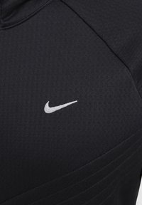 Zwarte Nike-hoodie van textuurstof; heeft een geborduurd zilveren logo op de borst en horizontale ribbelaccenten eronder.