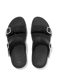 Sandali flip-flop neri con due cinturini regolabili e fibbie argentate, una soletta testurizzata e una suola imbottita.