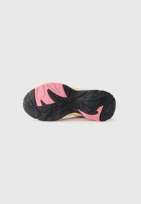 Schuhsohle mit einer schwarzen Gummibasis, pinken Akzenten und einem strukturierten Muster. Verfügt über ausgeprägte Rillen für Traktion und Unterstützung.