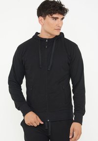 Unselected, nero