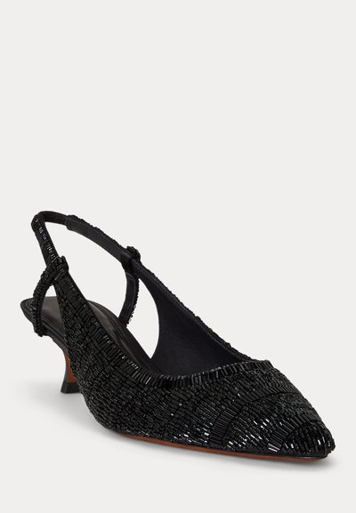 Czarny but na pasek z ozdobami z teksturowanych koralików, z ostro zakończonym noskiem, niskim obcasem i regulowanym paskiem. Gładka wewnętrzna wyściółka dla komfortu.