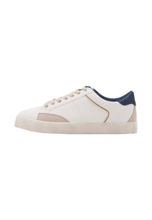Sneaker basse con tomaia in pelle bianca, dettagli in suede rosa chiaro e linguetta in tessuto blu scuro sul tallone. Chiusura con lacci e suola in gomma testurizzata.