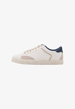 Sneaker basse con tomaia in pelle bianca, dettagli in suede rosa chiaro e linguetta in tessuto blu scuro sul tallone. Chiusura con lacci e suola in gomma testurizzata.
