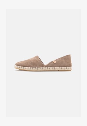Chaussure espadrille en daim brun clair avec une texture douce, dotée d'une semelle en jute tissée et d'un design à coupe basse pour un enfilage facile.