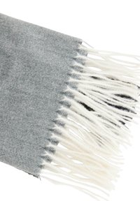 Szary pleciony szal z postrzępionymi białymi brzegami, charakteryzujący się textured powierzchnią oraz subtelnym wzorem w rybie łuskowatej.