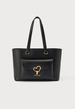Borsa tote in ecopelle nera con due spalline, una tasca frontale con patta e dettagli hardware a forma di cuore dorato con il logo "LOVE MOSCHINO".