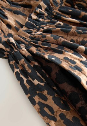 Leopardenmusterstoff in Braun und Schwarz mit geraffter Textur, sichtbaren Nähten und weicher, glatter Oberfläche.