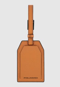 Oranje lederen bagagelabel met een rechthoekige vorm, contrasterende zwarte rand en een lus voor bevestiging. Heeft een gladde textuur.