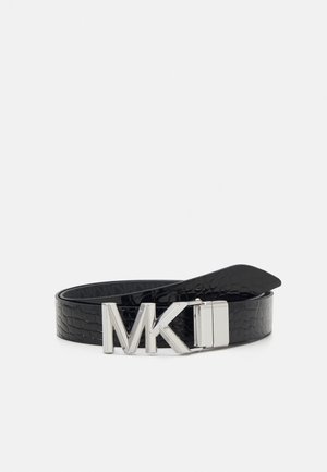 Czarny teksturowany skórzany pasek zwinięty z srebrną klamrą z dużymi inicjałami MK.