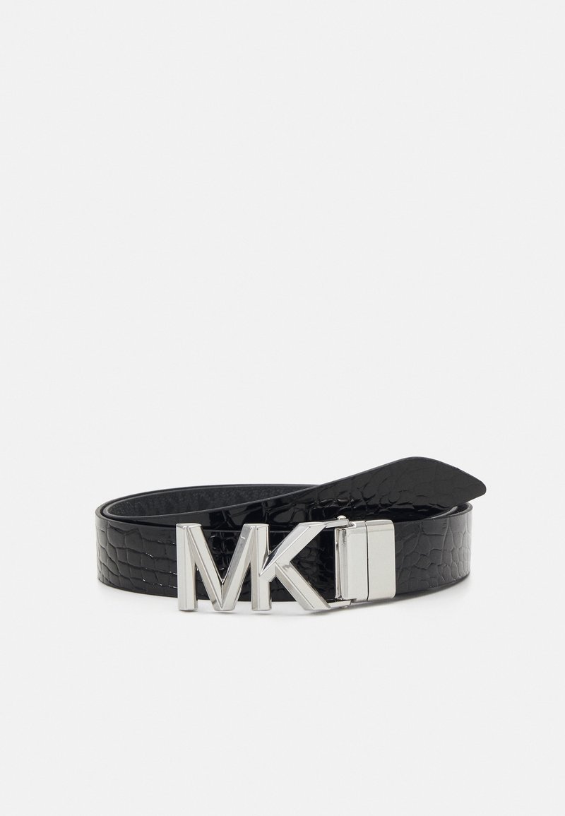 Ceinture en cuir noir texturé enroulée avec une boucle argentée présentant les grandes initiales MK.