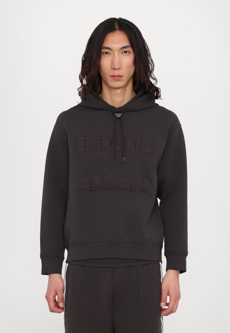 Hoodie cinza escuro com logotipo em relevo "EMPORIO ARMANI", cordão ajustável e punhos canelados. Tecido macio com um corte descontraído.