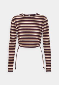 Gestreiftes langärmliges Crop-Top in tiefem Burgunderrot, Creme und Beige. Mit Kordeln am Saum und einem gerippten Muster. Rundhalsausschnitt.
