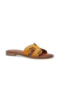 Gul læder slide sandal med to brede stropper, prydet med sølv spænder, åben tå design og en brun polstret fodseng. Flad sål.