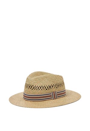 Natürlicher Strohhut im Fedora-Stil mit breiter Krempe und belüftetem Kopfteil, mit einem braun-weiß-beige gestreiften Stoffband am Rand.