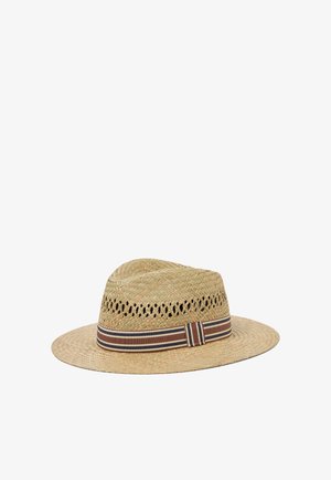 Natuurlijke strofedora hoed met brede rand en geventileerde kroon, met een bruin, wit en beige gestreept stoffen band rond de basis.