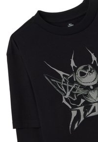 Camiseta de algodón negra con un diseño gráfico gris de un personaje con telarañas y estrellas, cuello redondo y mangas cortas.