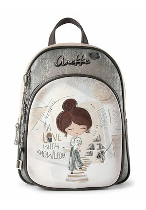 Kleiner grauer und beiger Rucksack mit einem Mädchen mit Dutt und dem Schriftzug „In love with knowledge“ sowie Buchillustrationen.