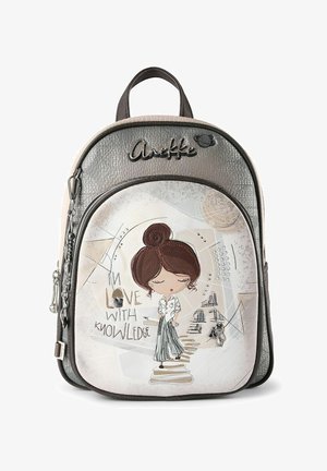 Kleiner grauer und beiger Rucksack mit einem Mädchen mit Dutt und dem Schriftzug „In love with knowledge“ sowie Buchillustrationen.