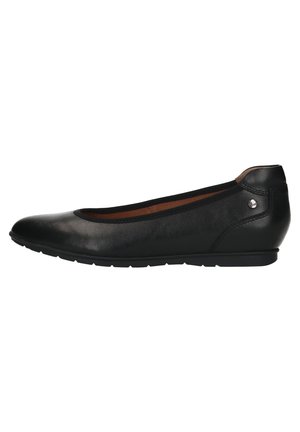 Zwarte leren balletschoenen met een ronde neus, lage wiggenhak en een subtiele logo-accent op de achterkant. Glad textuur en eenvoudig ontwerp.