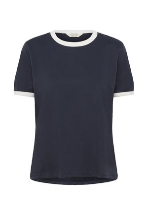 Temno modra majica kratkih rokavov z belim rebrastim ovratnikom in robovi rokavov, sproščen kroj, enostavna zasnova.