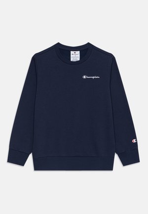 Granatowy sweter z bawełny, z okrągłym dekoltem, ściągaczami przy rękawach i małym białym oraz czerwonym logo "Champion" na piersi.