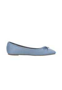 Bailarina de ante azul con punta afilada, pequeño detalle de lazo en la parte delantera y un diseño minimalista. Suela de goma marrón flexible.