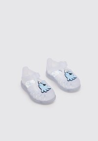 Sandali trasparenti in plastica con design di mani di cartone animato blu, open-toe, dotati di cinturini regolabili e suole rigate per una maggiore aderenza.