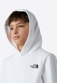 Hanorac alb cu glugă din țesătură moale, având un logo negru pe partea stângă a pieptului. Gluga are margini netede și un design lejer.