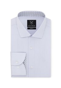 Jasnoniebieska slim fit koszula z usztywnionym kołnierzykiem. Posiada kontrastujący wzorzysty materiał wewnątrz kołnierzyka i wykończenia mankietów.