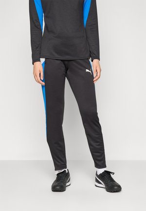 Pantaloni sportivi neri con pannelli laterali blu, design aderente, e un piccolo logo bianco Puma sulla coscia sinistra. Realizzati in materiale leggero.