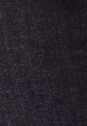 Zwart denim stof met een gladde textuur, voorzien van een subtiele glans en een diagonale twillweefpatroon, wat een strakke, solide uitstraling creëert.