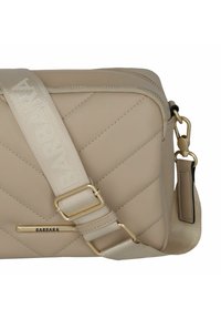Borsa a tracolla in pelle beige trapuntata con dettagli in metallo dorato, tracolla in tessuto regolabile con la scritta "BARBARA". Chiusura con zip.