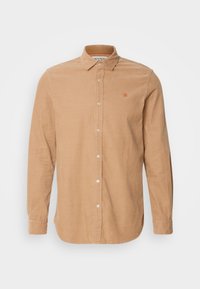 Hellbraunes Cordhemd mit umlegbarem Kragen, vorderen Knöpfen und kleinem orangefarbenem Logodetail auf der Brust. Langärmlig, normale Passform.
