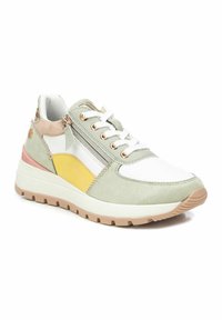 Zapatillas deportivas con una combinación de colores verde, amarillo, blanco y beige. Las características incluyen una parte superior de ante texturizado, cordones en la parte delantera y un detalle de cremallera.