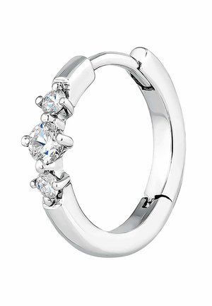 Pendiente de aro plateado que presenta tres piedras preciosas redondas y transparentes engastadas en monturas con garras, con un acabado suave y pulido y una forma circular.