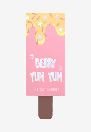 Die Verpackung von Berry Yum Yum hat einen rosa Hintergrund mit gelb dripping Zuckerguss, bunten Streuseln und einem braunen Stiel. Sie enthält verspielte Textdetails.