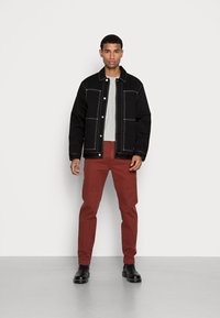 Levi's® Chinos - fired brick