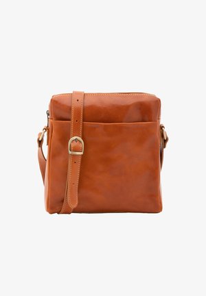 Borsa a tracolla in pelle marrone con forma rettangolare, tracolla regolabile, chiusura con zip e texture liscia. La parte anteriore presenta una tasca a scomparsa.