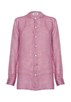 Różowa lniana koszula z długim rękawem z okrągłym kołnierzykiem, z pełnym zapięciem na guziki i miękką teksturą. Bez wzorów; posiada metalowe guziki.