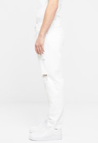 2Y Premium BOYFRIEND  - Avar lõikega teksad - white