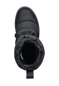 Zwarte waterdichte laars met een gewatteerd ontwerp, elastische kraag en een gestructureerde zool. Voorzien van verstelbare veters en een trekband voor gemakkelijke aan- en uittrekken.