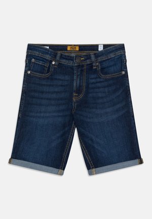 Shorts in denim blu scuro con orlo arrotolato, caratterizzati da cuciture gialle, tasche frontali e un'etichetta del marchio sul cinturino.