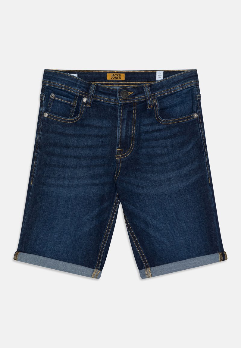 Shorts in denim blu scuro con orlo arrotolato, caratterizzati da cuciture gialle, tasche frontali e un'etichetta del marchio sul cinturino.