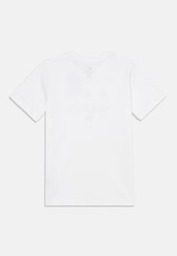 Ein schlichtes, weißes T-Shirt, von hinten betrachtet, mit einem runden Ausschnitt und kurzen Ärmeln, vor einem einfarbigen Hintergrund.